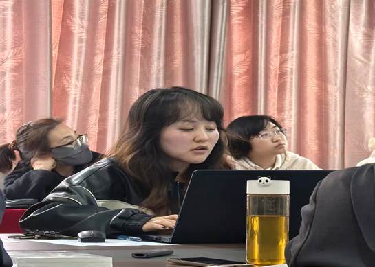 一群人看着桌子上的电脑
AI 生成的内容可能不正确。