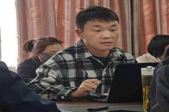 一群人在桌子前
AI 生成的内容可能不正确。