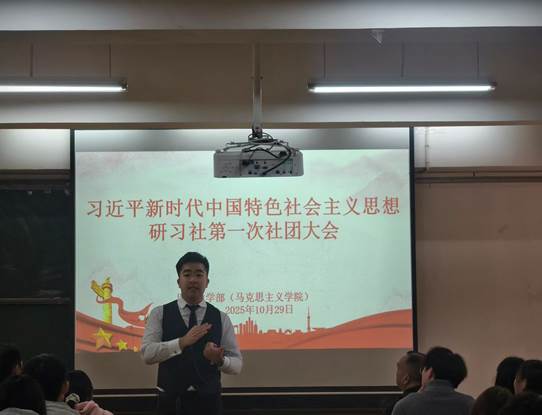 一群人站在台上演讲
AI 生成的内容可能不正确。