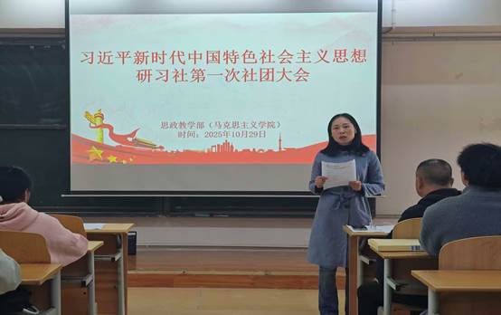 一群人坐在桌子前
AI 生成的内容可能不正确。