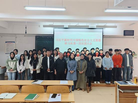 一群人站在桌子上
AI 生成的内容可能不正确。