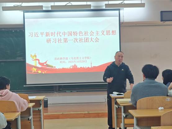 会议室里的人们
AI 生成的内容可能不正确。